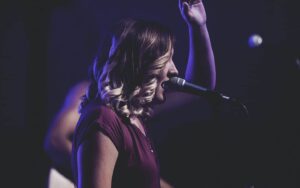 Chanteuse sur scène.