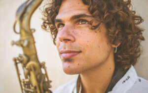 Antonio Lizana avec un saxophone.